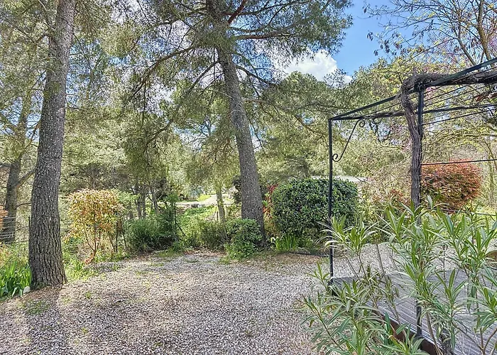 De Nichée Dans La Garrigues, à 10 Minutes D'avignon Villa *
