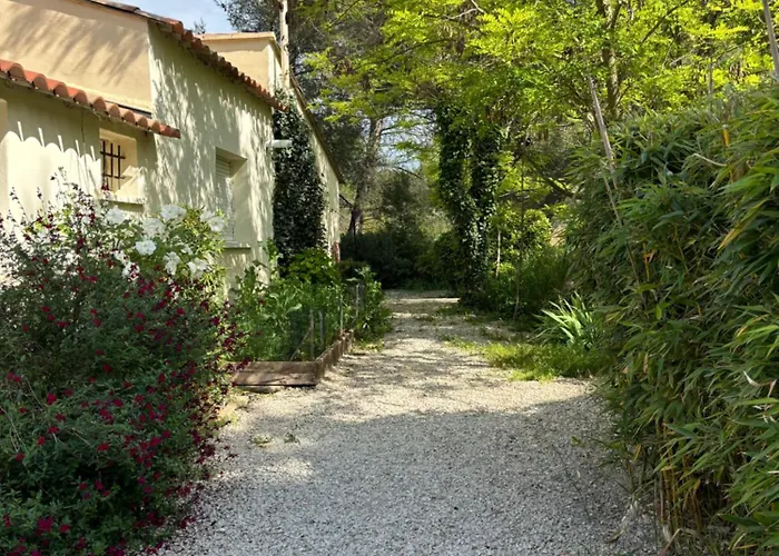 De Nichée Dans La Garrigues, à 10 Minutes D'avignon * Villeneuve-lès-Avignon